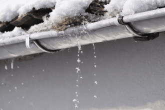 Lekkage door vorst voorkomen: 5 slimme tips om je huis winterproof te maken