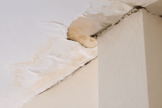 Lekkage door de buren: wie betaalt de schade?
